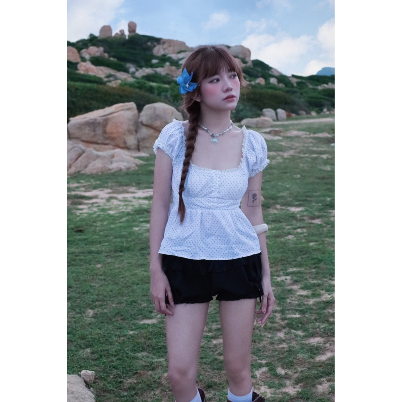 PEKO HELLO - เสื้อเชิ้ต babydoll ลายจุดและคอปาดลูกไม้และเอว Moca