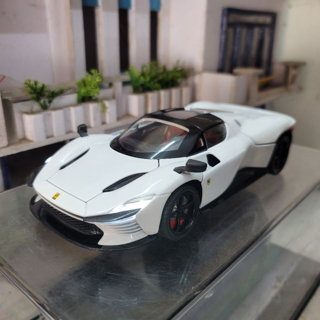 โมเดลโลหะสเกล Ferrari Daytona SP3 1:22 พร้อมป้ายทะเบียน VIP