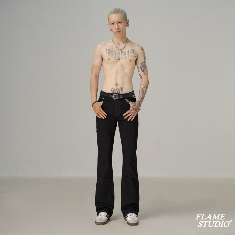 FLARE DENIM IN BLACK - กางเกงยีนส์ขาบานสีดําสําหรับผู้ชาย