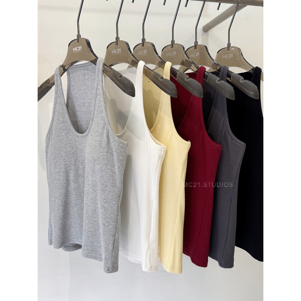 MC21.studios เสื้อกล้ามคอปกสายเดี่ยวพร้อมแผ่นรองหน้าอกผ้ายางยืดยืดนุ่ม a4673