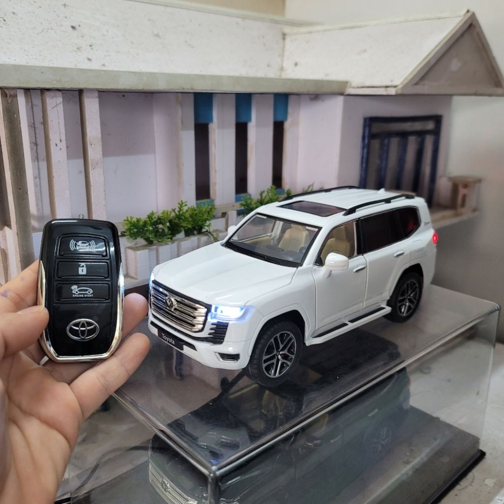 [ฟรีรีโมท] 1:24 สเกล Toyota Land Cruiser LC300 โมเดลรถพร้อมล็อคอัจฉริยะ