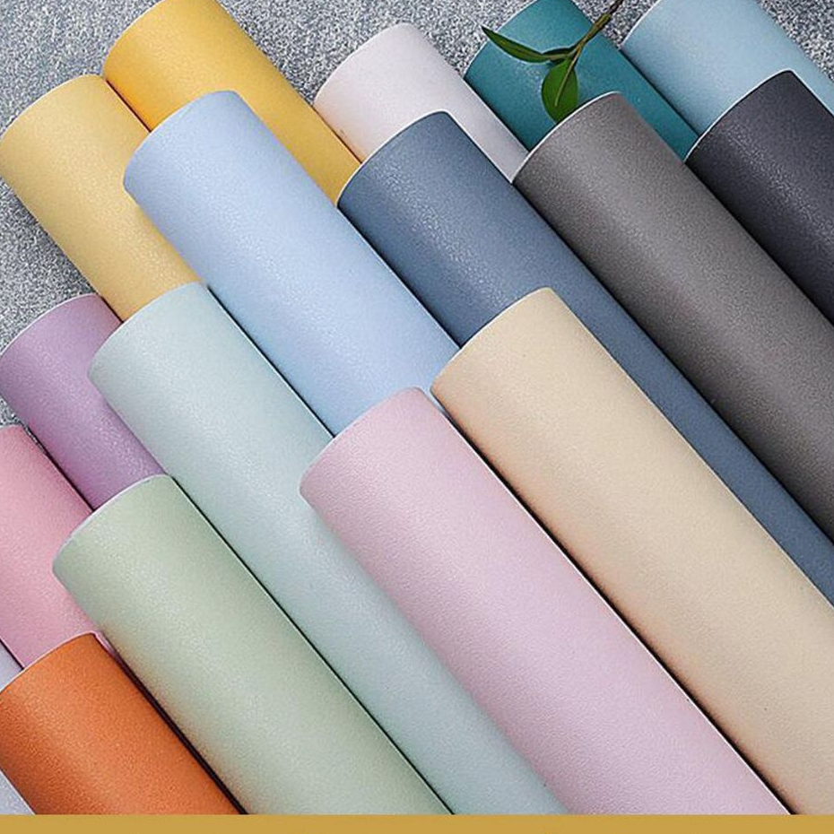 วอลล์เปเปอร์สีเดียวธรรมดาแบบมีกาวในตัวสําหรับผนังห้องนอนสติกเกอร์โต๊ะและสติกเกอร์ตู้กันน้ําที่สวยงาม