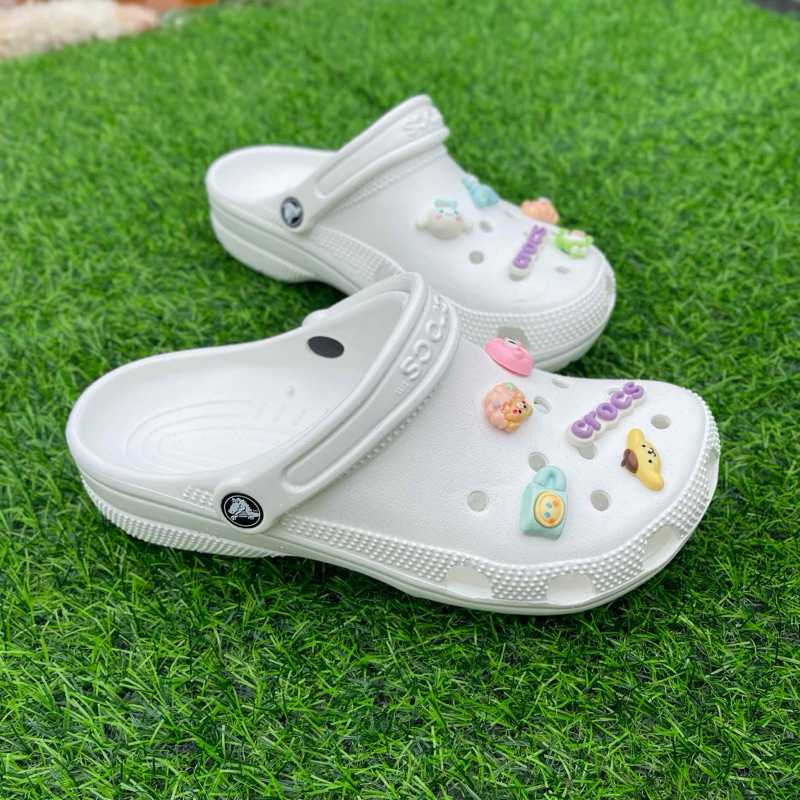 [ผลิตภัณฑ์ต้นฉบับ A] crocs รองเท้าแตะสีขาวคลาสสิก, รองเท้าแตะ crocs สีขาวสําหรับผู้ชายและผู้หญิง, สิ