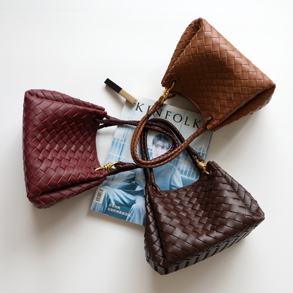 (ผลิตภัณฑ์พรีเมี่ยม) Bott.te.ga Bag Size Small Parachute WESTIE STUDIO - A11.TX TX