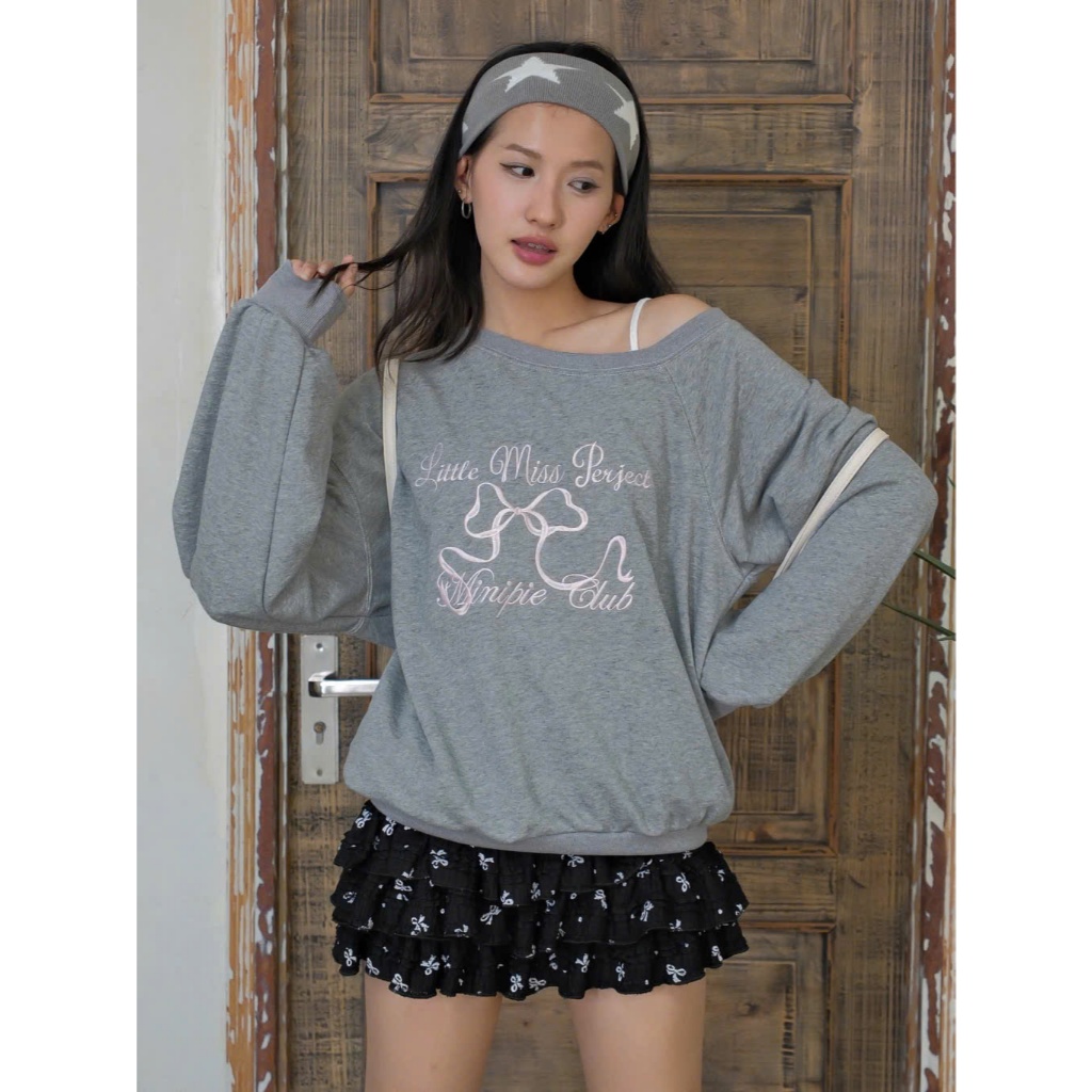 เสื้อปาดไหล่สีเทาแขนยาว ผ้าลื่นสวย ทรงหลวม