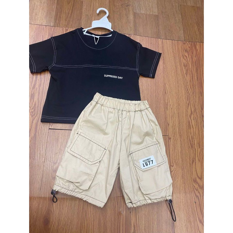 1997 เสื้อยืดสีดําและกางเกงสีเหลือง ชุด