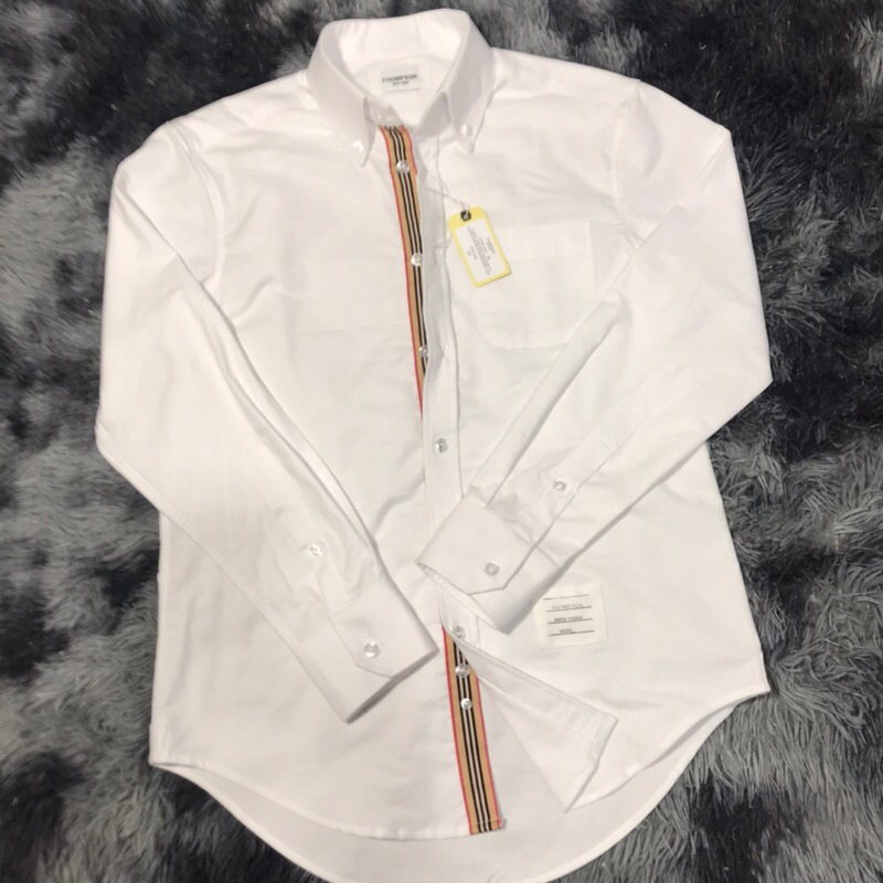 Ts - OXFORD THOMPSON สีขาวเสื้อแขนยาวสําหรับผู้ชายและผู้หญิงที่มีขอบ BBR INSIDE, แท็กเต็ม, FLAG บนกลับคอ, MENSWEAR WOMENSWEAR SHIRT