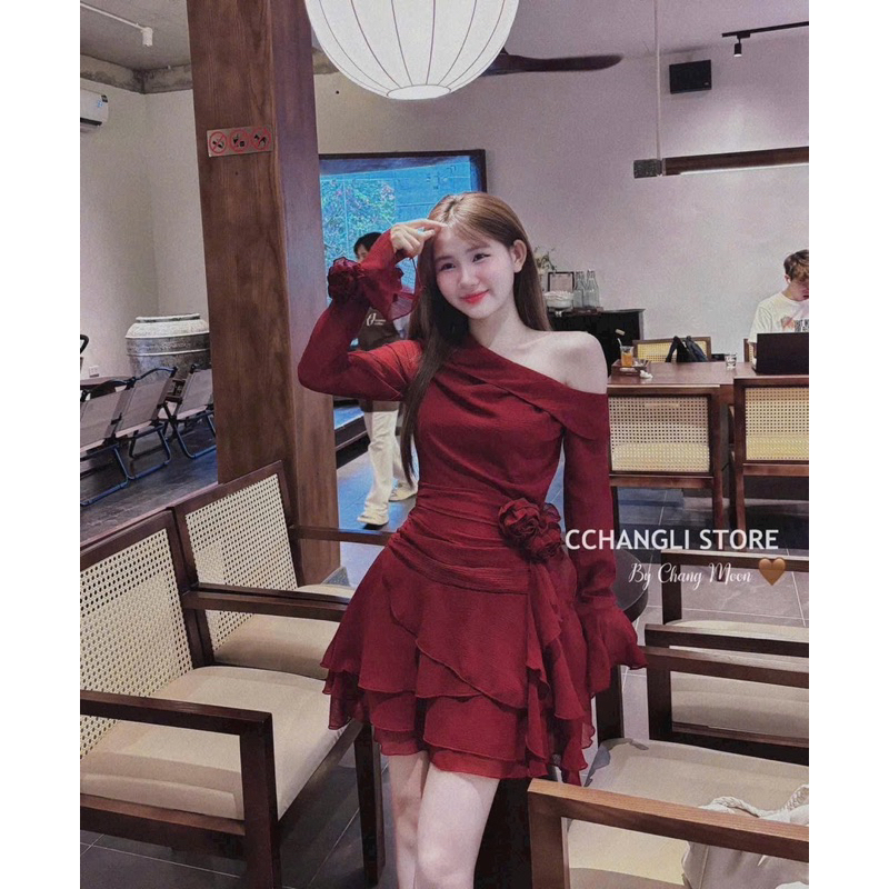 ชุดสีแดงปาดไหล่พร้อมแท็กดอกไม้ (สินค้ามาตรฐานจากโรงงานแมวสวยงาม)