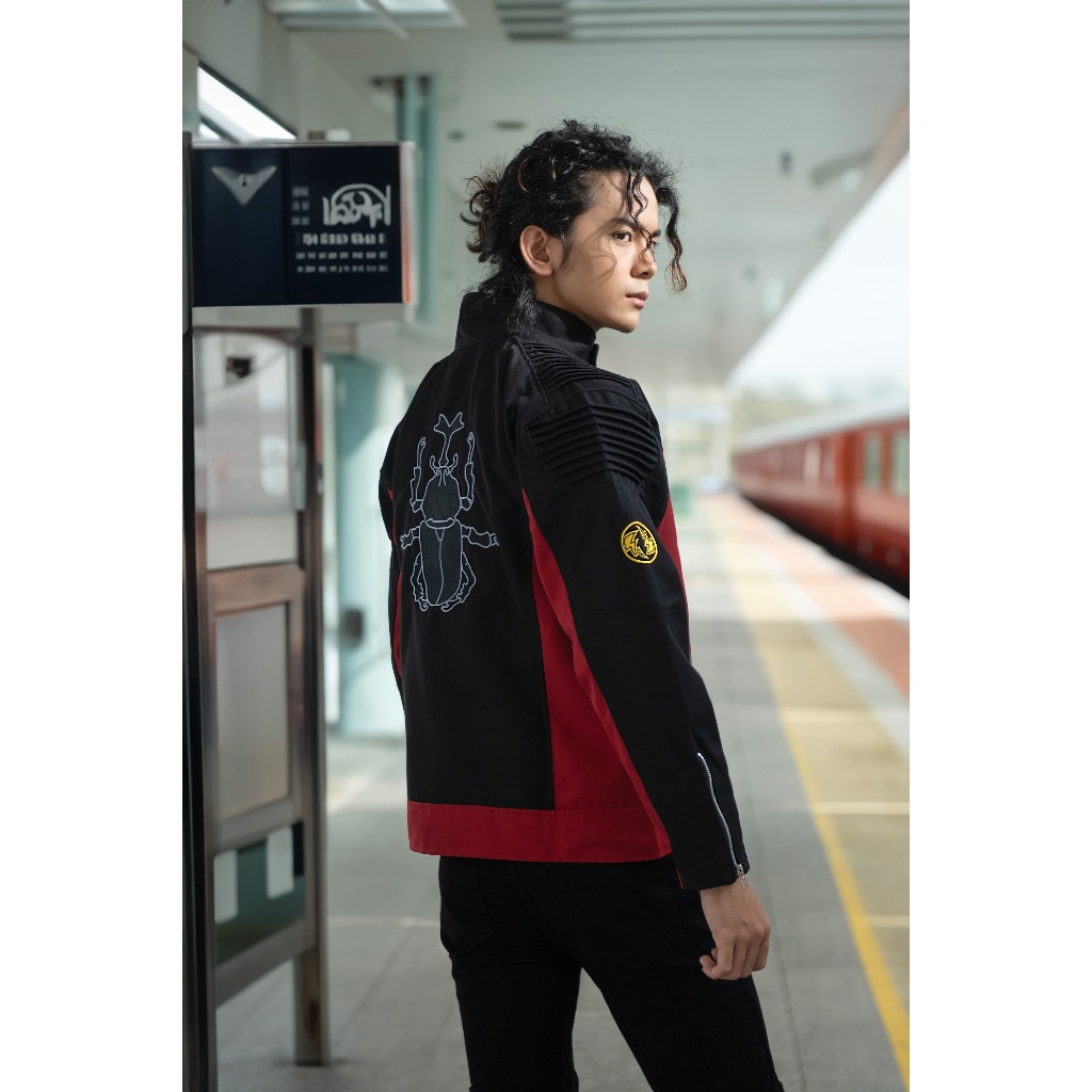 เสื้อแจ็คเก็ตร่มชูชีพสีกากีสําหรับผู้ชายและผู้หญิง ไม่จํากัดเพศ พร้อมเย็บปักถักร้อย แผลเป็นสีแดง คาบูโตะ