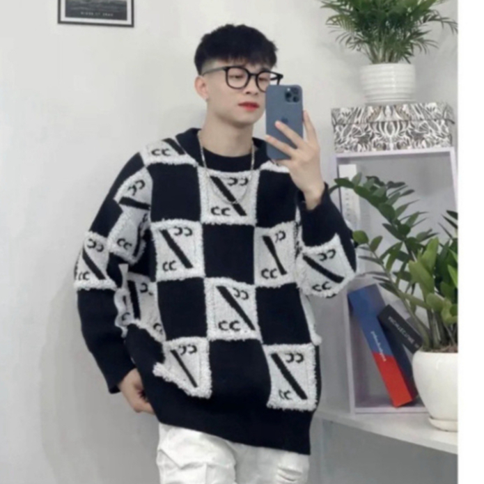 เสื้อสเวตเตอร์ธงลายหมากรุกขนสัตว์กวางโจวเสื้อสเวตเตอร์ตัวอักษรสไตล์เด็กสตรีทเทรนด์สุดฮอต 2024 - Quyn