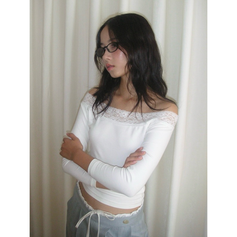 MAEVE TOP - เสื้อยืดลูกไม้ปาดไหล่ Miyou