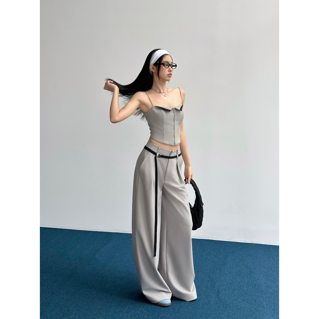 กางเกงขากว้างสีเทาพร้อมเข็มขัดสีดํา - HOO DESIGN