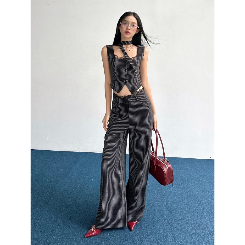 กางเกงขาตรงลายทางสีดําด้านหลังลูกไม้ - HOO DESIGN