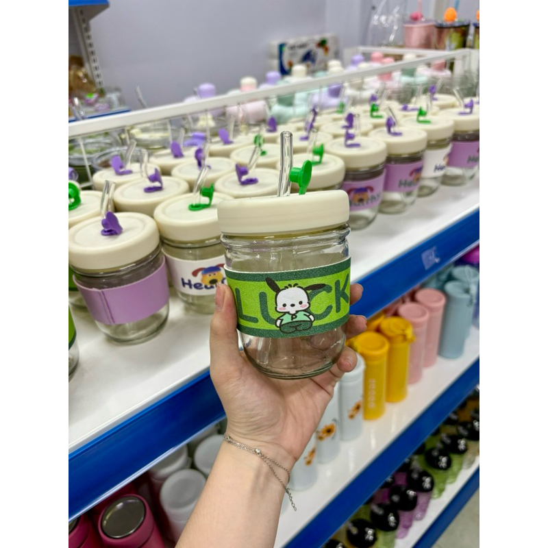 ใหม่ (350ML LEATHER-COVERED DOG GLASS CUP) ถ้วยสุนัข pochacco พร้อมฝาปิดและถ้วยแก้วฟาง iki