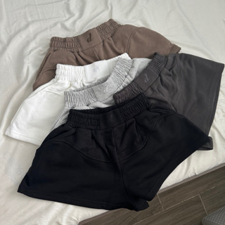 WINIE DEROSE SHORT - กางเกงขาสั้นปีกผีเสื้อในสักหลาดปูกับชาย…