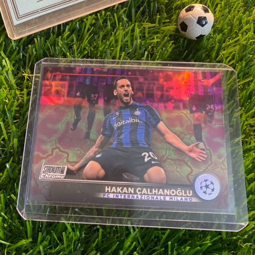 [ ของแท้ ] - PINK/RED ELECTRIC - TOPPS STADIUM 2024 - HAKAN CALHANOGLU (INTER MILAN)