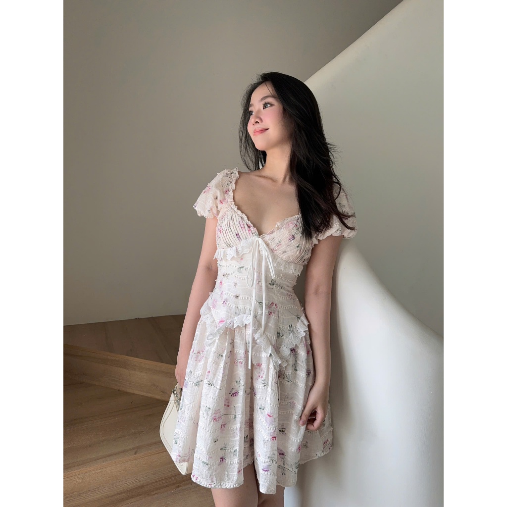 Bianca DRESS - ชุดเดรสลายดอกไม้แขนพัฟสั้นพร้อมลูกไม้และโบว์