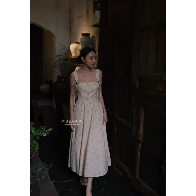 Vanilla Dress - ชุดเดรสผ้าลินินลายดอกไม้สําหรับผู้หญิงพร้อมหน้าอก (รูปถ่ายเดิม)