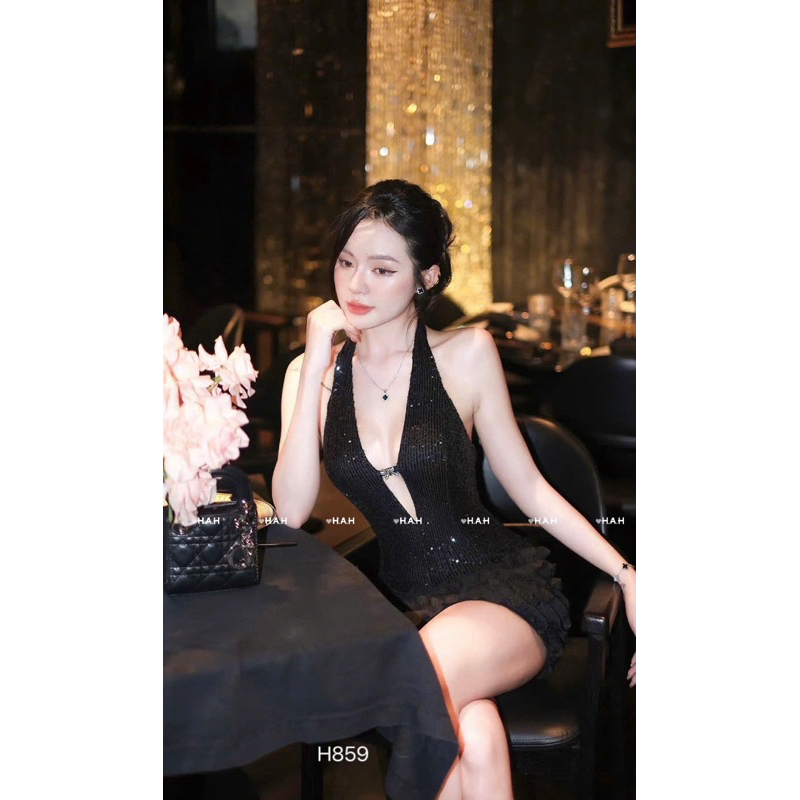 Sa เดรสมีระดับมากที่คล้องคอปักเลื่อมเว้าหลังระยิบระยับ