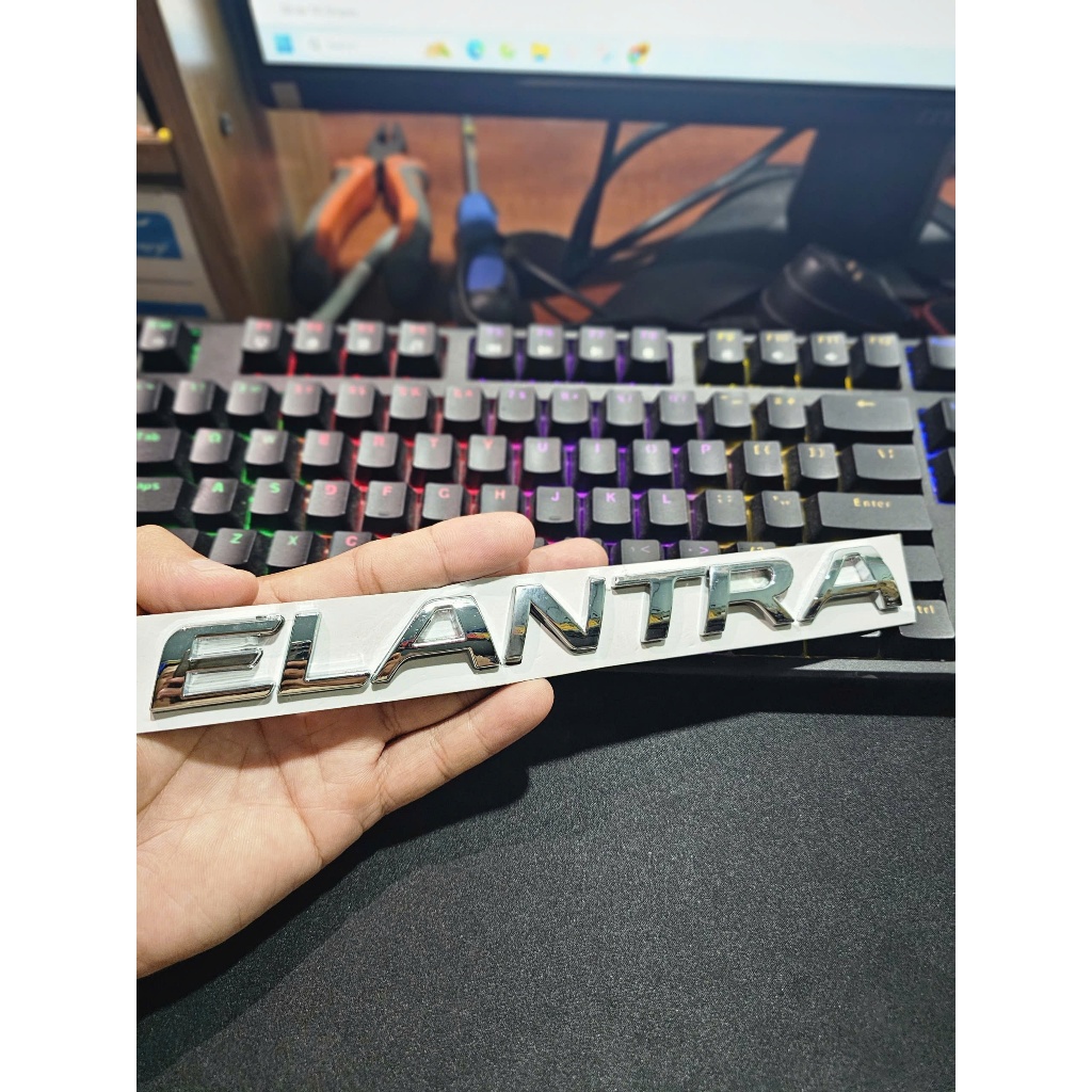ตัวอักษรนูน Elantra วางด้านหลังของ Hyundai Elantra