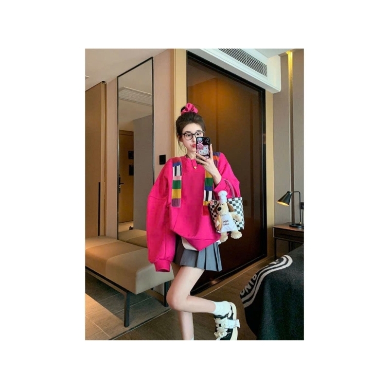 เสื้อสเวตเตอร์สีชมพูพร้อมผ้าพันคอสีสันสดใสที่เกี่ยวข้อง T39