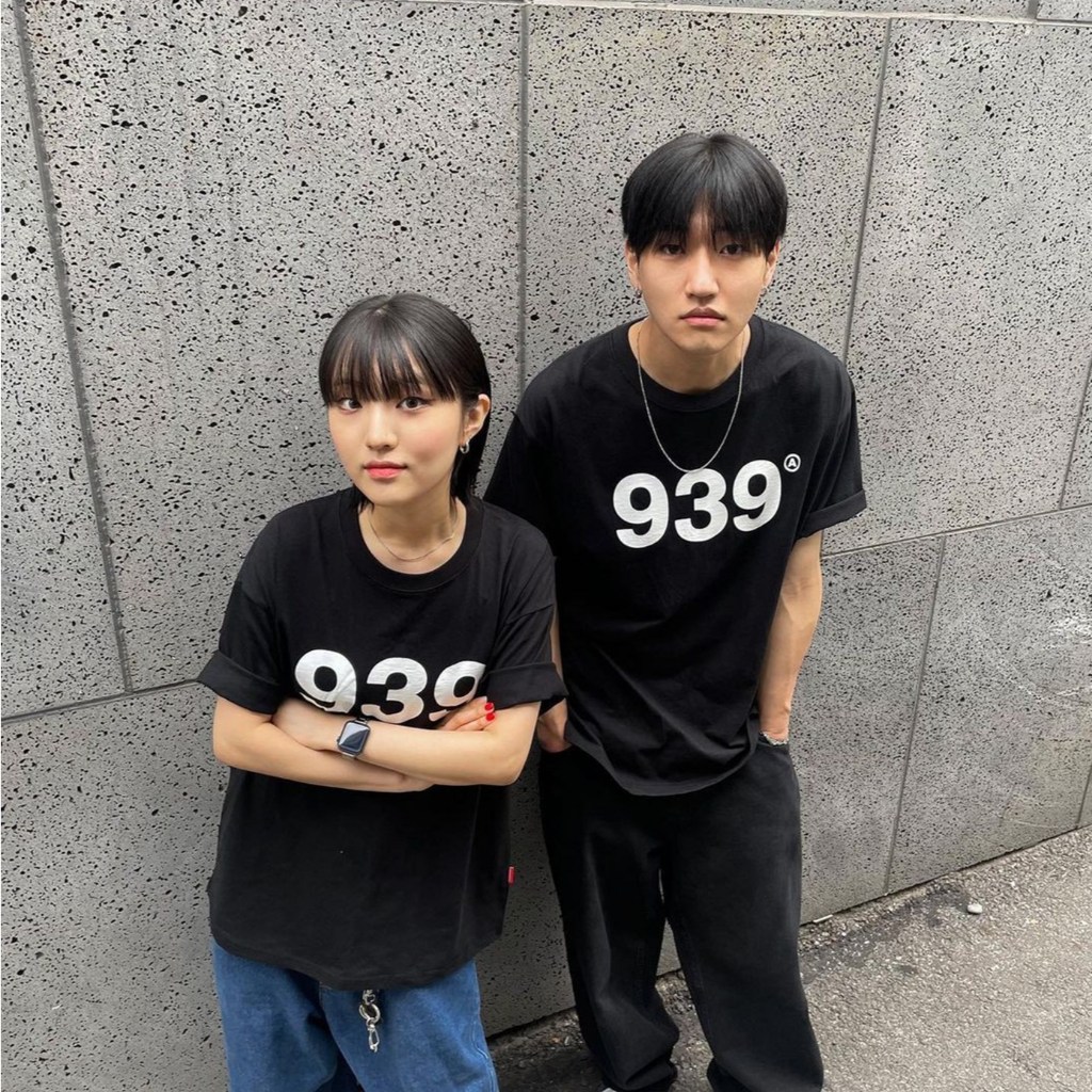 [DXCC] เสื้อยืดแบรนด์ท้องถิ่น made in Korea ARC.HIVE BO.LD พร้อมโลโก้ 939 ขนาดเล็ก - WIDE SLEVES