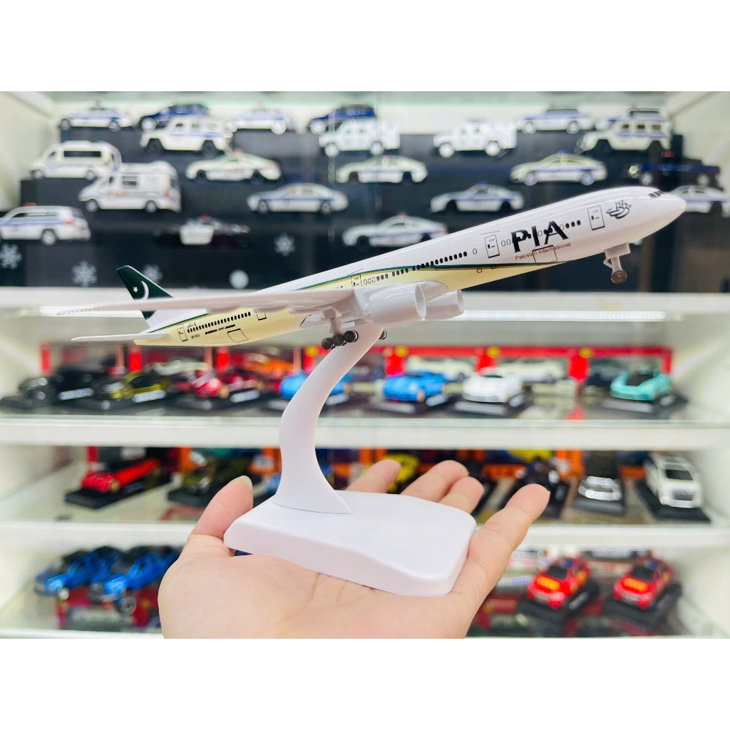 เครื่องบินปากีสถาน รุ่น PIA Airlines โบอิ้ง B777 ขนาด 20cm MB20079