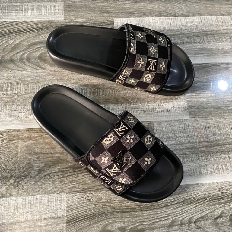 Hottrend รองเท้าแตะแบบฉีกปลอมพิมพ์ลาย 3D รุ่น LV ระดับไฮเอนด์ รองเท้าแตะสายไขว้ฉีกปลอมสําหรับผู้ชายและผู้หญิงจากมาตรฐาน
