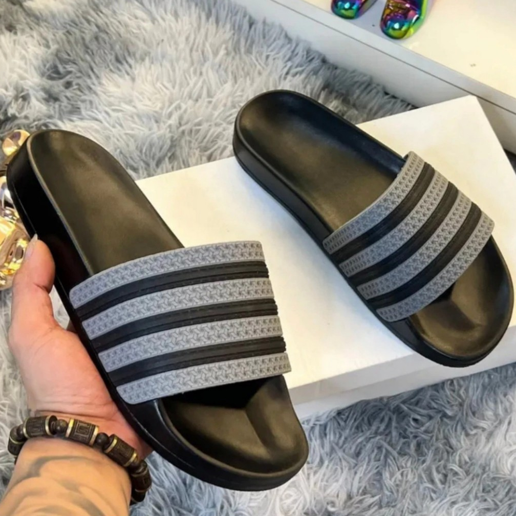 ADIDAS อาดิดาส รองเท้าแตะผู้ชายและผู้หญิงแถบแนวนอนพร้อมตัวอักษร อาดิดาส ที่สายรัดพื้นกันน้ําเรียบๆแต่หรูมากเทรนด์มาแรง