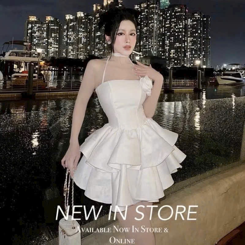 เดรสดีไซน์สีสดใส ผิวลีบแบน เนื้อผ้าตาตา พร้อมสายคาดบัสเตอร์ (มีฟอง) คอหรีด กระโปรงบานมีซับใน