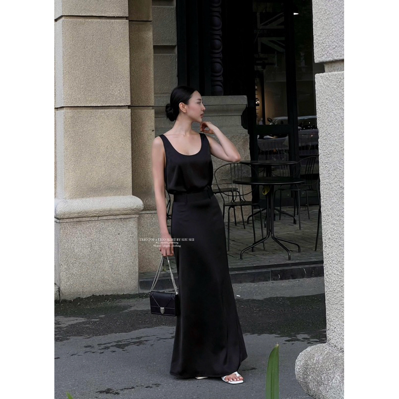 ทรีโอ ชุด - เสื้อ 3 รู พร้อมกระโปรงไหมพรมสีดํา (รูปเดิม)