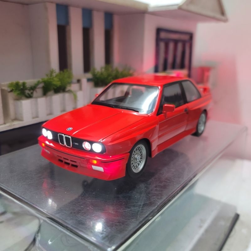 โมเดลรถ BMW M3 อัลลอยด์ขนาด 1/24 พร้อมป้ายทะเบียน VIP