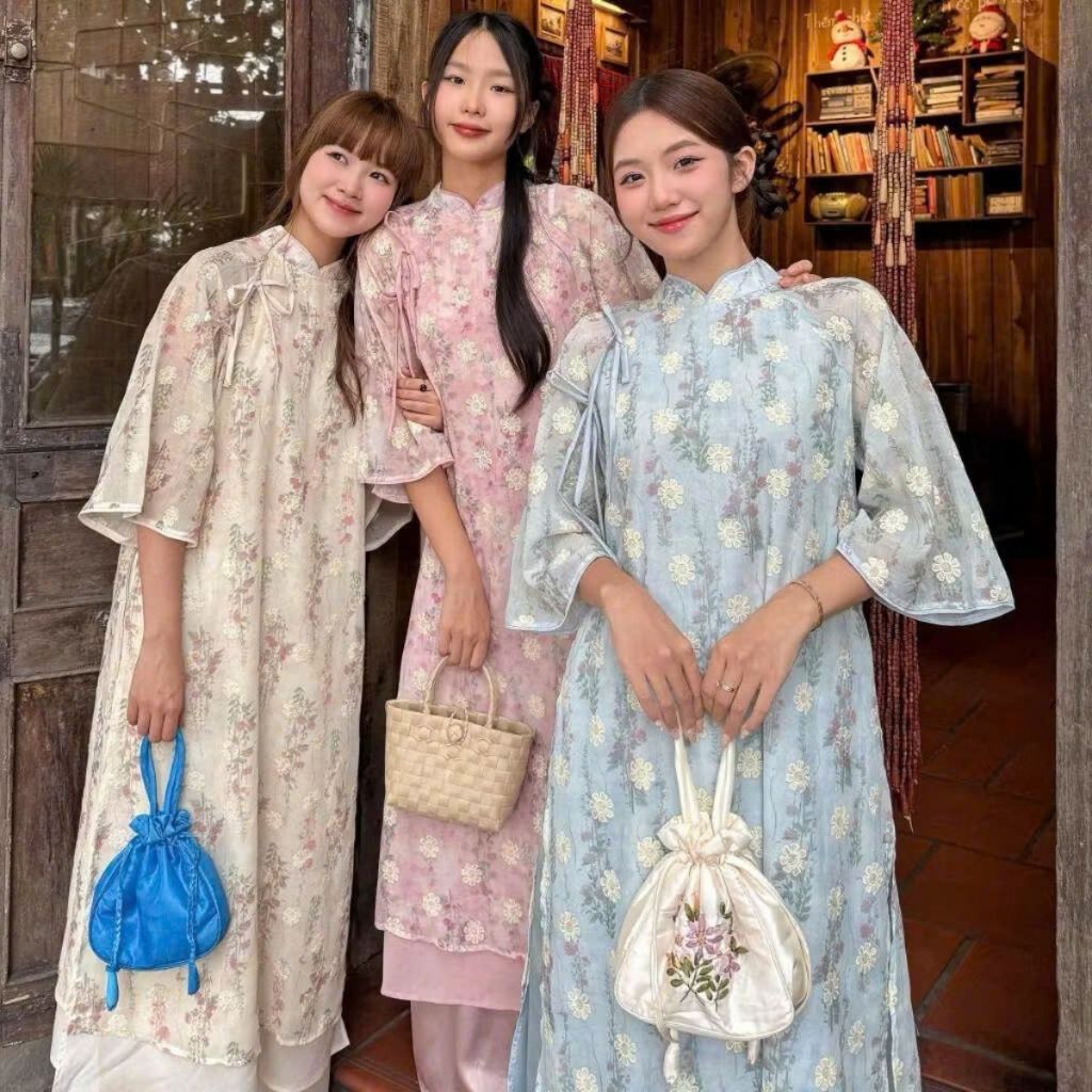 Maian ผู้หญิงนวัตกรรม ao dai ชุด ผ้าไหมพิมพ์ลายดอกไม้ ao dai 4 แผง คอรถไฟหลวม ผูกโบว์ และกางเกงไหมนุ่ม S5265