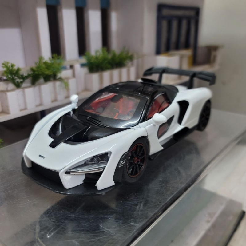 โมเดลรถ McLaren Senna อัลลอยด์ 1/24 พร้อมป้ายทะเบียน VIP