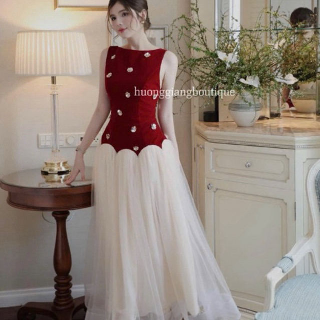 Huong GIANG BOUTIQUE • Pie Dress เดรสแขนกุดประดับดอกไม้ระดับไฮเอนด์พร้อมชายผ้าไหมเลดี้เหมือนชุดสตรีเปลือยยาว