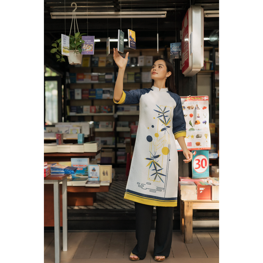 F2 แฟชั่นผู้หญิง Ao Dai & Freedom ผ้าโบรเคดสีขาวสีฤดูใบไม้ผลิ, คอปกสูง, แขนหลวม, รูปแบบไม้ไผ่ศิลปะ A