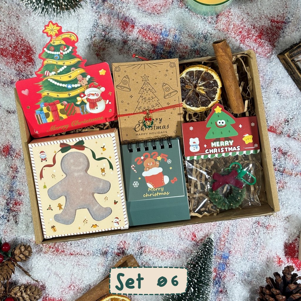 กล่องของขวัญคริสต์มาส Set ตุ๊กตาหมี เทียนขนมปังขิง ถุงเท้าคริสต์มาส รองรับการ์ดเขียน Weeny Land GS45