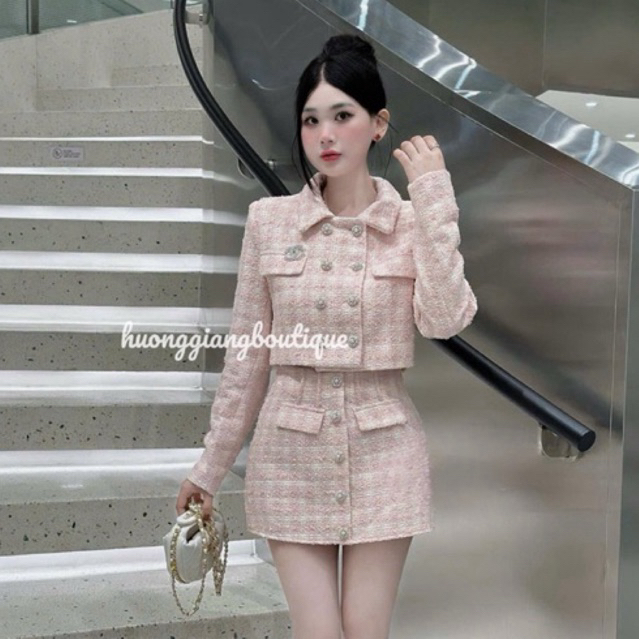 Huong GIANG BOUTIQUE • Ieren Set เสื้อครอปยาว ชุดราตรีคอปกเปิดลงและกระเป๋าอก 2 ช่องติดกระดุมหินและกระโปรงสั้นบาน