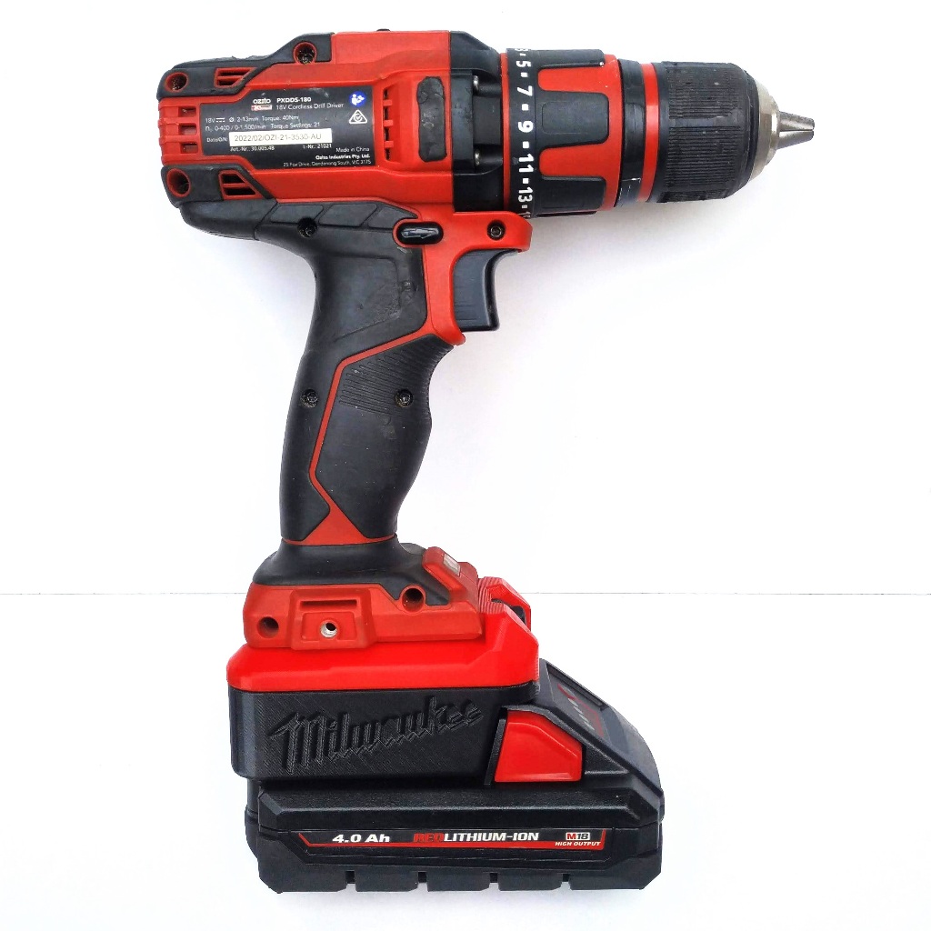 (รุ่นใหม่) MILWAUKEE อะแดปเตอร์แบตเตอรี่ 18v สําหรับ OZITO X 18v (ไม่รวมเครื่องและแบตเตอรี่)