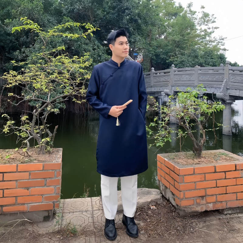 นวัตกรรมชาย ao dai ดีไซน์เรียบง่ายสําหรับ Tet ผลิตจากผ้า Tay Thi A25 Tan Kieu Ao Dai