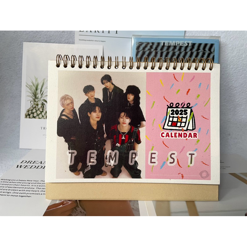 XO Idol Tempest ปฏิทินตั้งโต๊ะสปริง รุ่นพรีเมี่ยม 2025