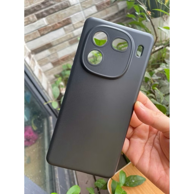 เคสยืดหยุ่น Vivo iQOO 12, iQOO 12 Pro (สีดํา) พร้อมช่องเจาะตาเพื่อปกป้องกล้อง