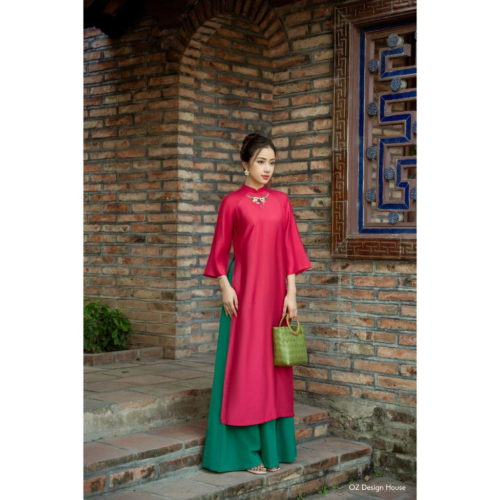 OZ Design House Ao Dai AD37673TET25 ผ้าไหม ทรงหลวม คอรถไฟ ปักคลัสเตอร์ดอกไม้สีแดง