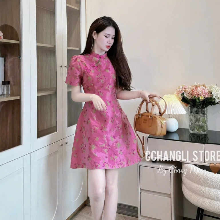 ชุดเดรสหรูหราอ่อนโยนออกแบบสําหรับสาวสวยมากเดินรอบถนนชุดกี่เพ้าสีชมพูพร้อมปกรถไฟและกระดุมหอยเชลล์แขนสั้นทรงเอ