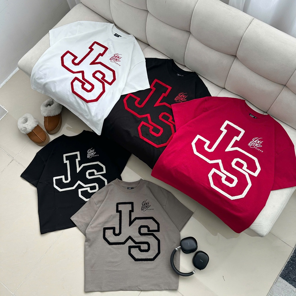 JS BOXY tee - เสื้อยืดคอกลมปักลายนัวเนีย JS รูปแบบหลวมสําหรับผู้ชายและผู้หญิง unisex Boxy เสื้อยืดแบรนด์ Jaystoree
