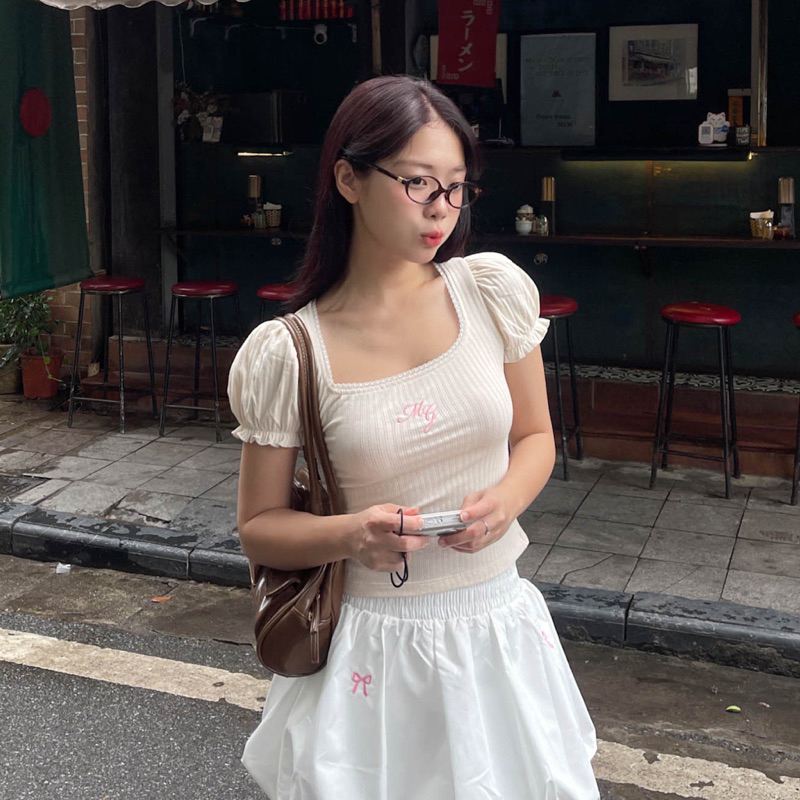 Moodie - Moka Top | ผู้หญิงพัฟแขนเสื้อปัก มก ยืดผ้าริบเบียน เบบี้ดอลล์ สไตล์