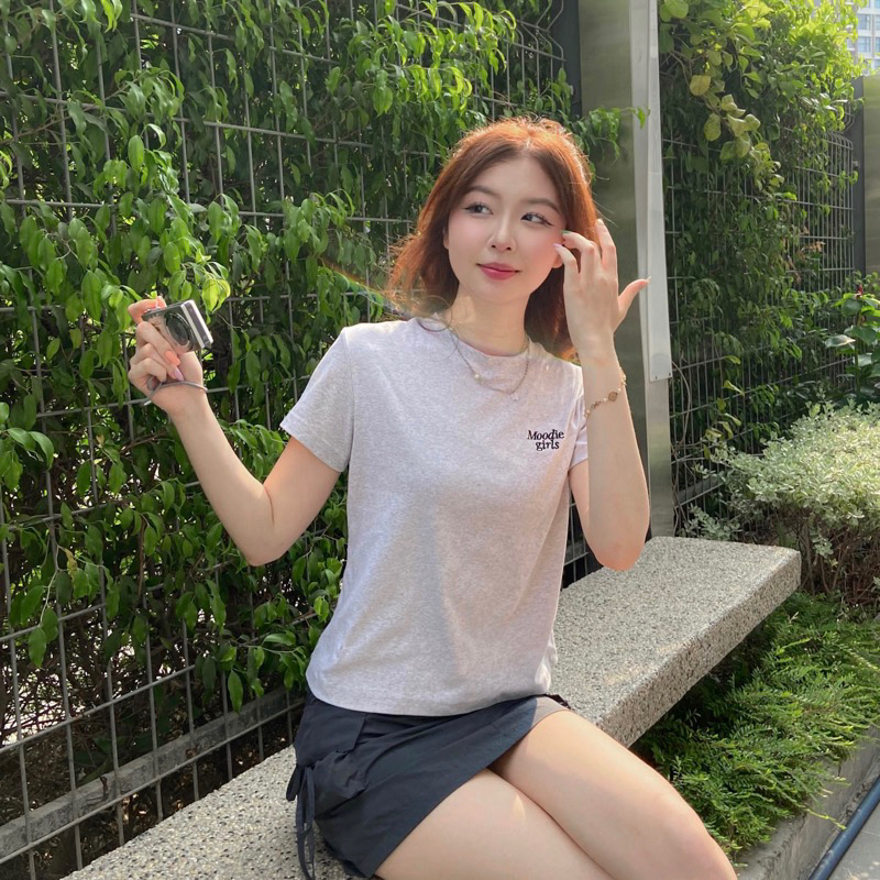 Moodie GIRL ปัก Baby Tee ผ้ายืด | แบรนด์ Moodie