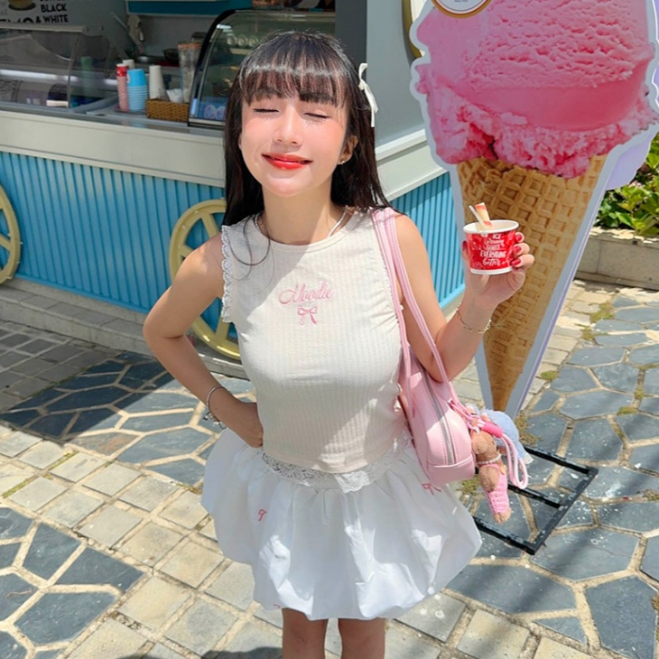 Moodie - เสื้อกล้ามเดซี่ | เสื้อกล้ามผู้หญิงตัดต่อลูกไม้หรูหราและผ้ายืดยาง