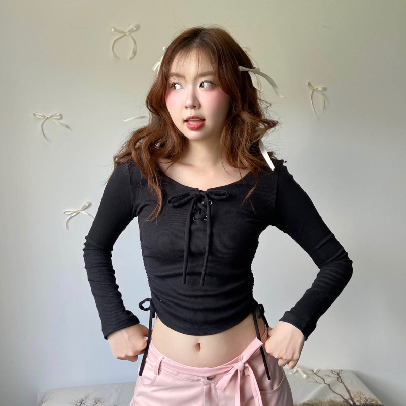 เสื้อแขนยาวผูกโบว์ คอปาด รูดเชือกทั้งสองข้างเอว ผ้าจั๊ม | แบรนด์ Moodie