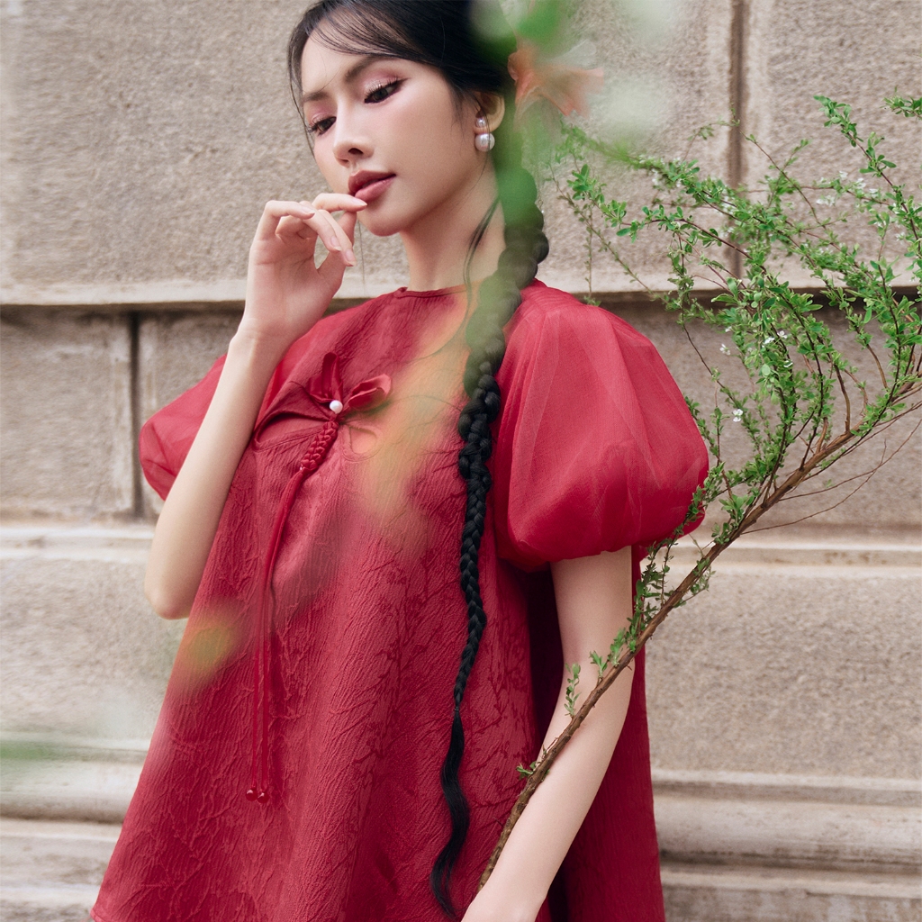Darling.ism - เสื้อเชิ้ตแขนพัฟผู้หญิง Nhat Tuong สีโบรเคดสีแดงและผ้าไหม